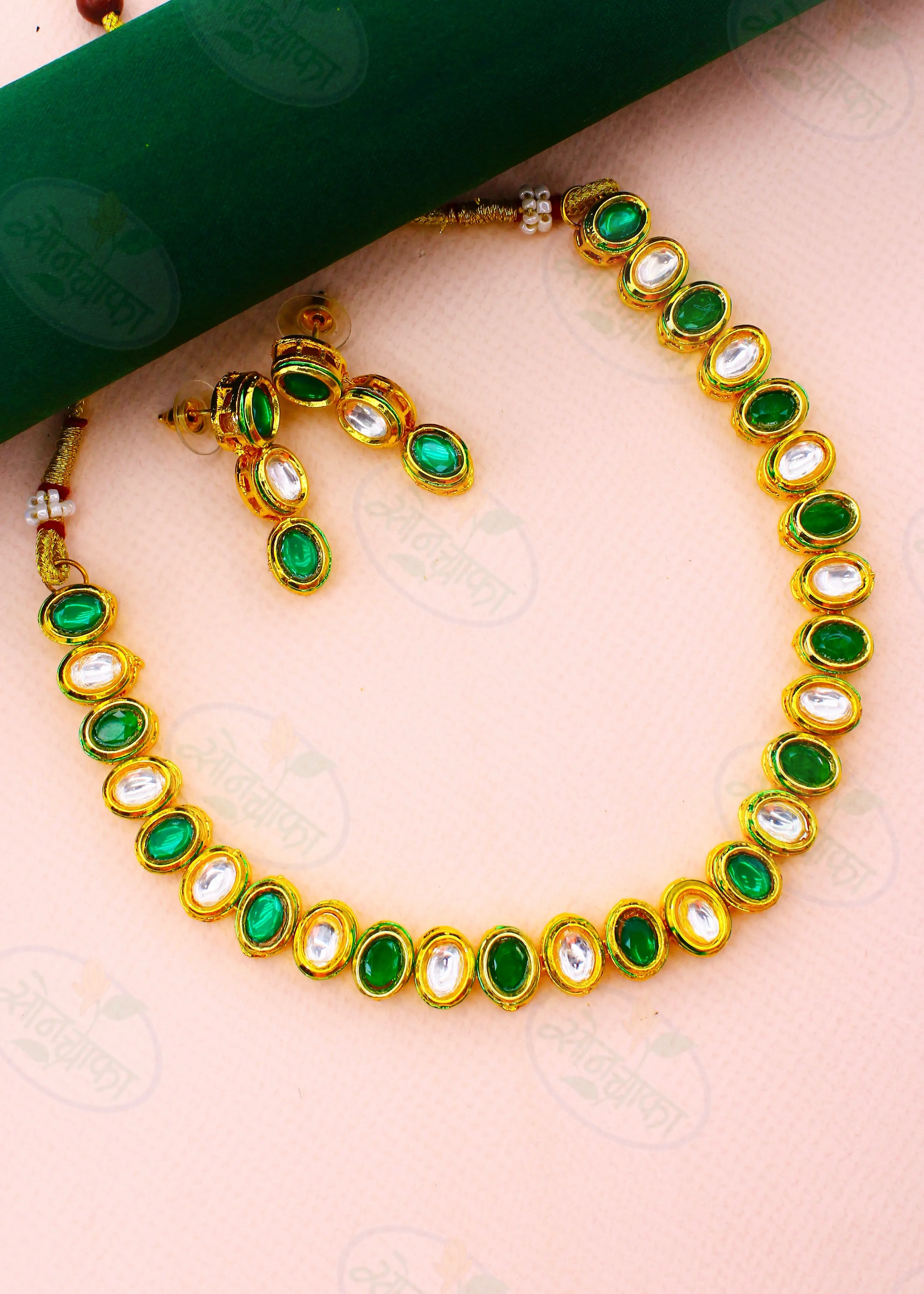 CHIC & DAINTY KUNDAN NECKLACE