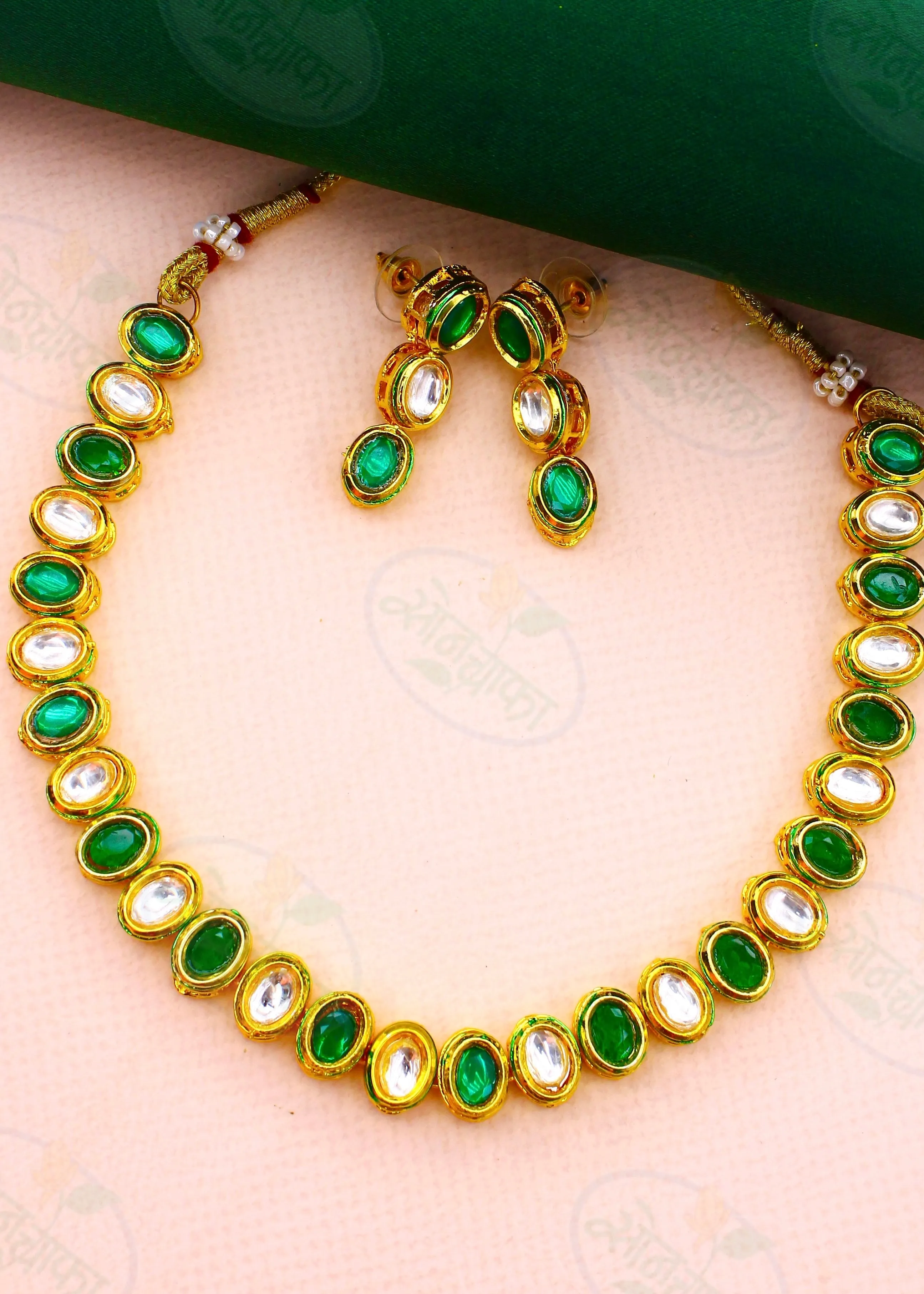 CHIC & DAINTY KUNDAN NECKLACE